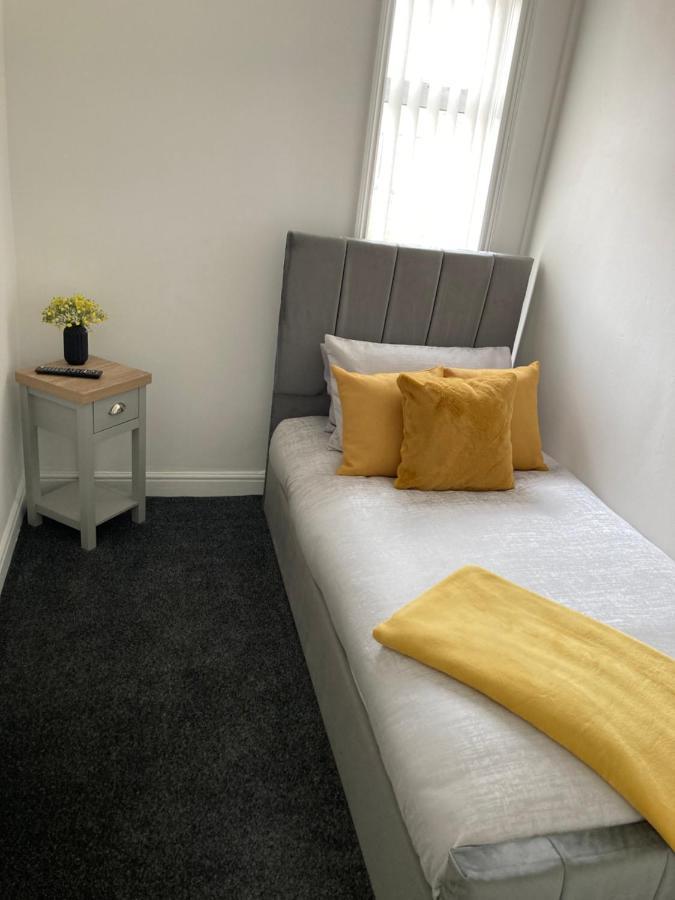 Cheshire Home Stays Крю Екстериор снимка